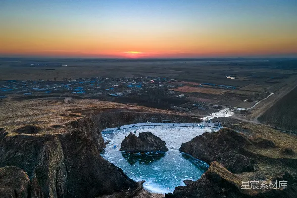 高清摄影 夕阳正落下，映照在一片水域之上。