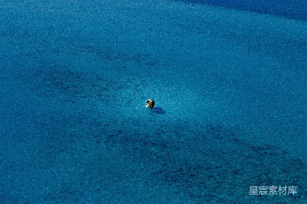 高清摄影 船在大海中央