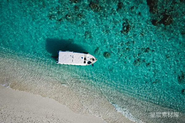 高清摄影 白天水面上的黑白小船