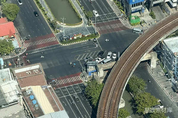 高清摄影 高架轨道弯曲穿过繁忙的城市十字路口。