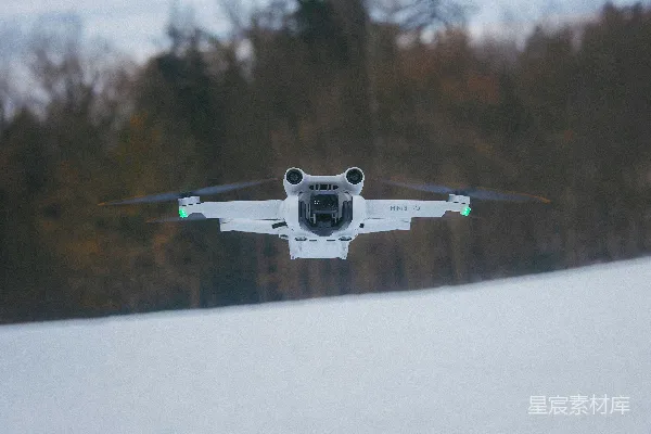 高清摄影 一架小型白色飞机在覆盖着雪的田野上空飞行
