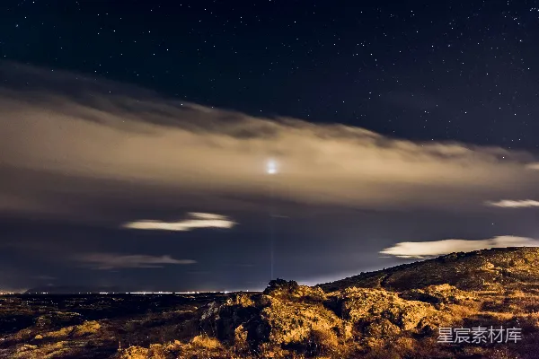 高清摄影 灰褐色的山丘在星空繁星点点的夜空中