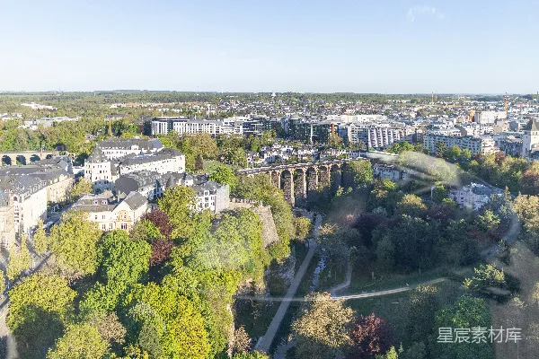 高清摄影 城市景色，一座古老的石桥和茂盛的树木。