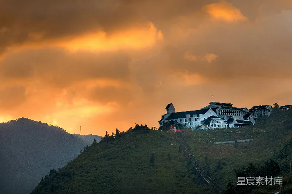 高清摄影 在橙色天空下，薄雾笼罩的山峦之上