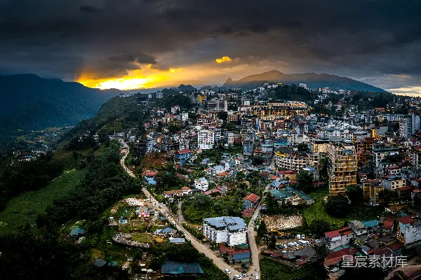 高清摄影 夕阳西下，城市坐落在群山之间。