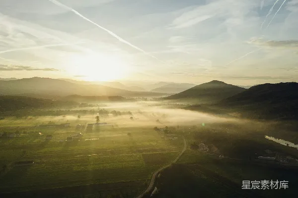 高清摄影 阳光透过薄雾笼罩的绿谷和群山。