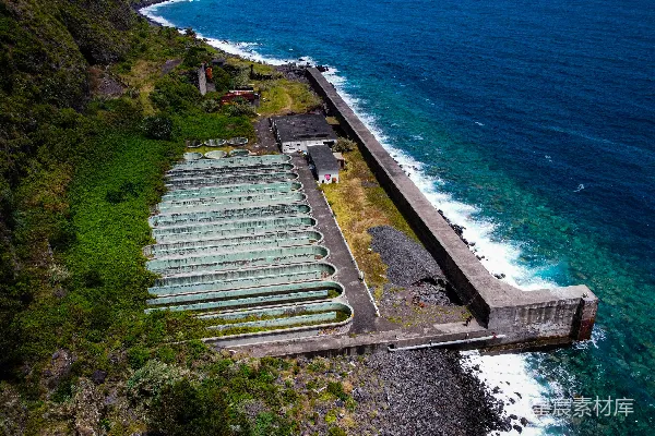高清摄影 一座建筑物俯瞰着大海。