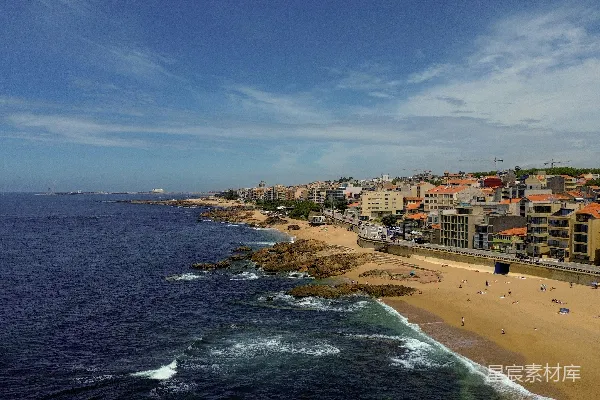 高清摄影 海滩的景色，背景中有一座城市。