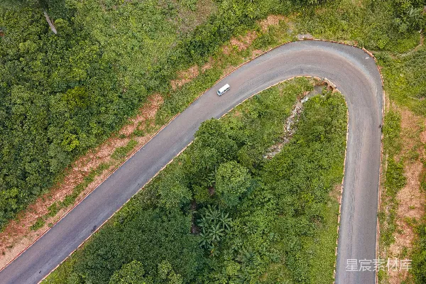 高清摄影 森林中间蜿蜒的公路航拍图