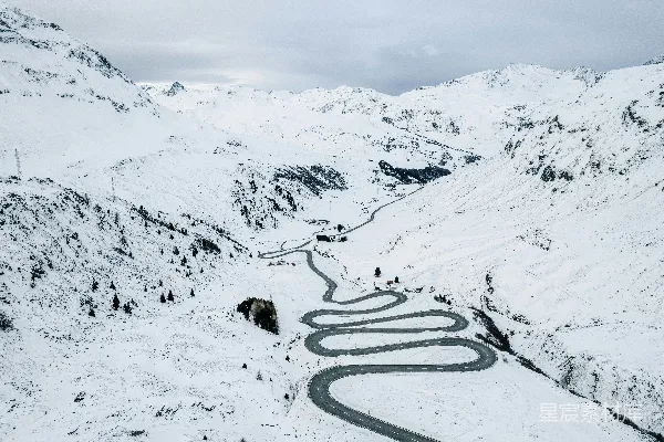 高清摄影 一条蜿蜒的小路在积雪覆盖的山中