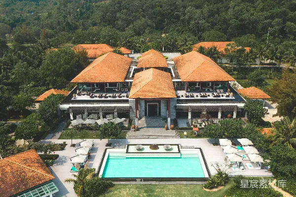 高清摄影 一座带游泳池的房子的空中俯瞰图