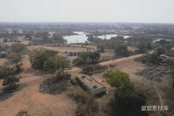 高清摄影 空中俯瞰一条土路和一个湖泊。