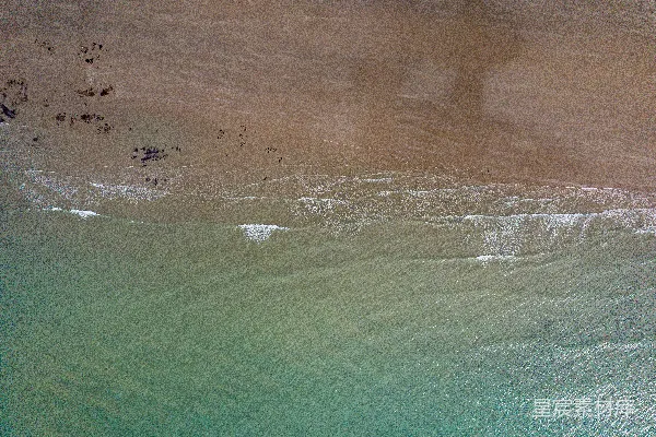 高清摄影 一个正在海浪上冲浪的人
