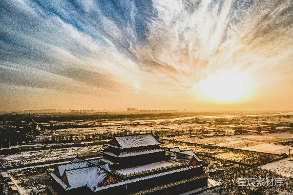 高清摄影 夕阳正挂在一座大建筑的上方