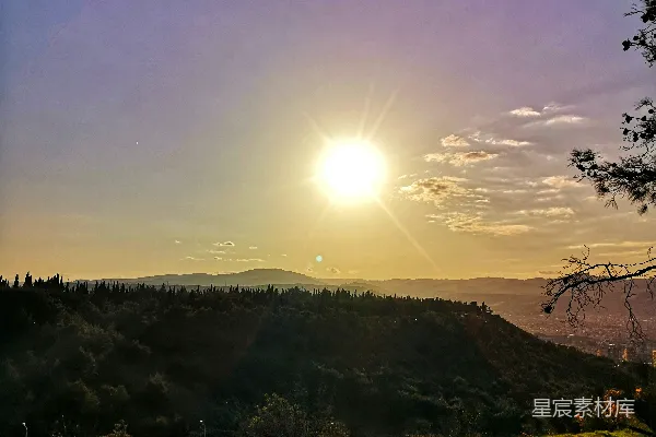 高清摄影 一幅带有树木和太阳背景的风景图
