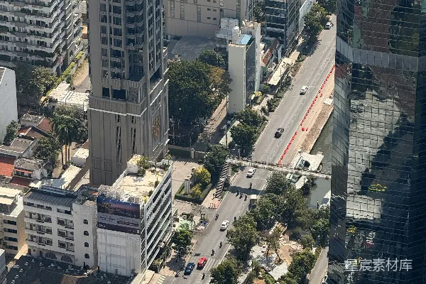 高清摄影 繁忙城市街道的空中俯瞰，高大的建筑物林立。