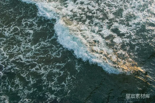 高清摄影 白天海浪拍打着海岸