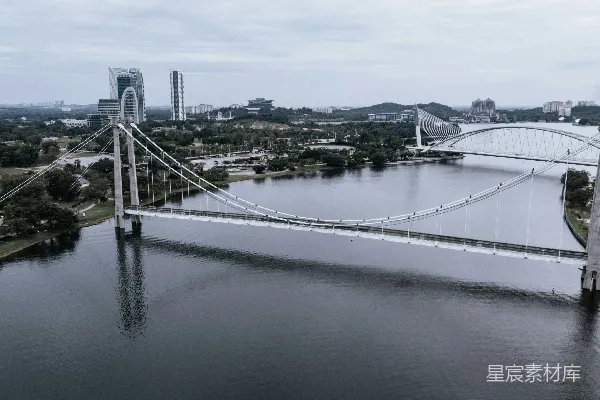高清摄影 白天，水面上方有一座白桥。