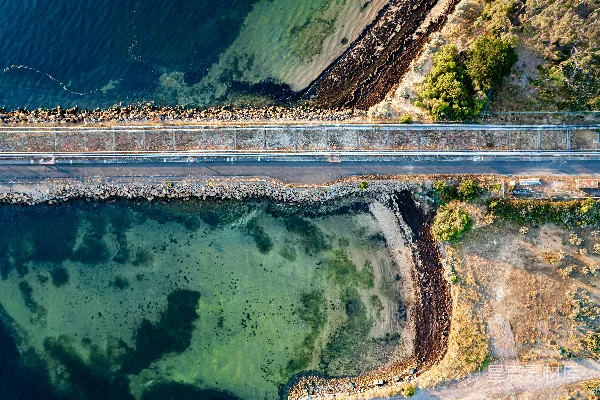 高清摄影 一座桥横跨水面的空中俯瞰图