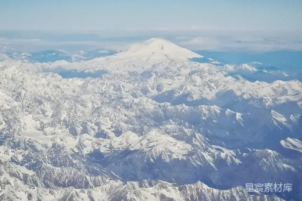 高清摄影 一座被雪覆盖的山脉