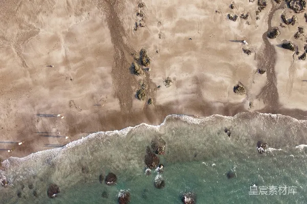 高清摄影 白天海滩上人们游泳的空中视角