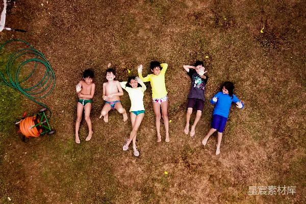 高清摄影 一群孩子在花园软管卷轴旁