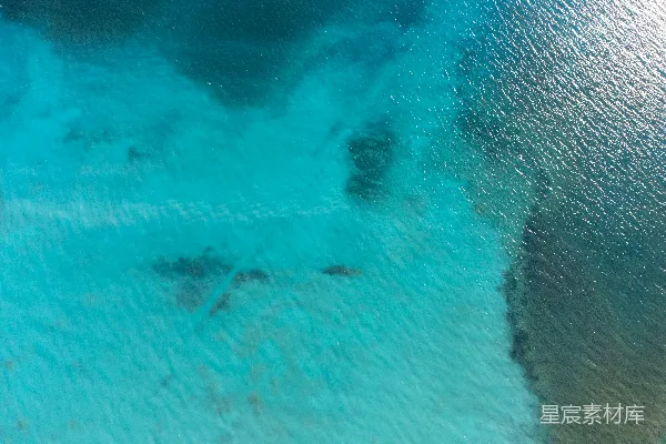 高清摄影 一个人在水中游泳