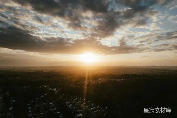 高清摄影 夕阳照亮了美丽的天空。