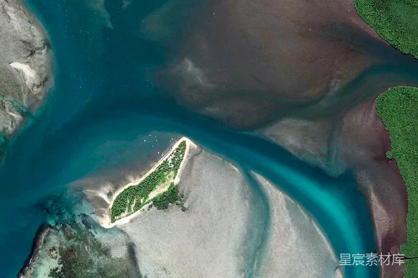 高清摄影 海上中央的绿色岛屿俯瞰图