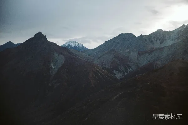 高清摄影 白天，黑白相间的山脉在白色天空下。