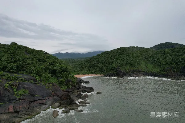 高清摄影 一片被郁郁葱葱的青山环绕的水域