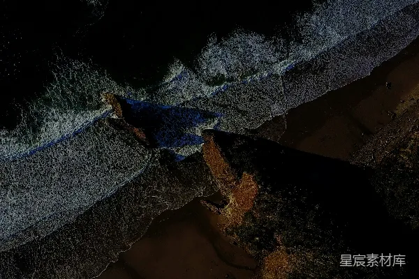 高清摄影 日间拍摄的水波和岩礁照片