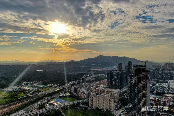 高清摄影 高楼林立的城市在蓝天白云下