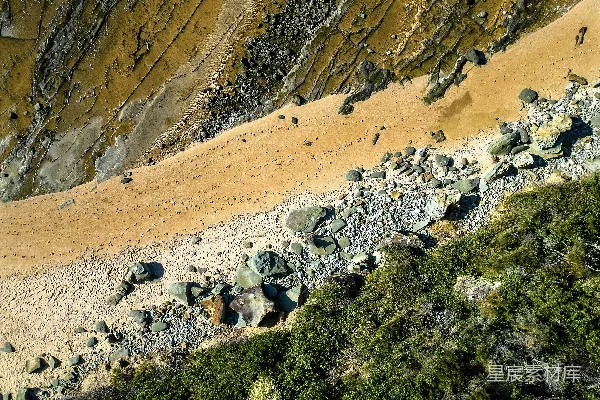 高清摄影 一个沙滩的空中俯瞰图，带有岩石和草地。