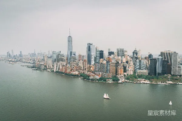 高清摄影 城市的天际线，有船行驶。