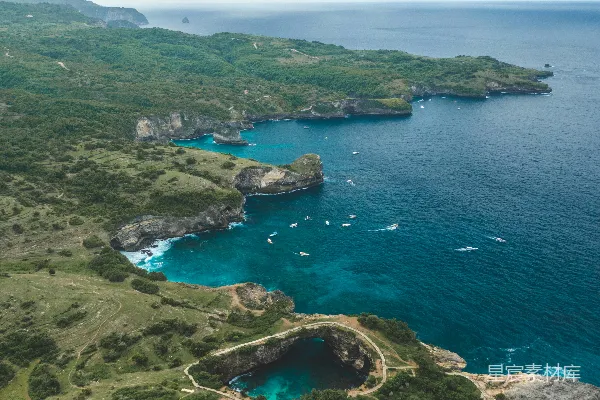 高清摄影 一幅水域周围被陆地环绕的空中俯瞰图