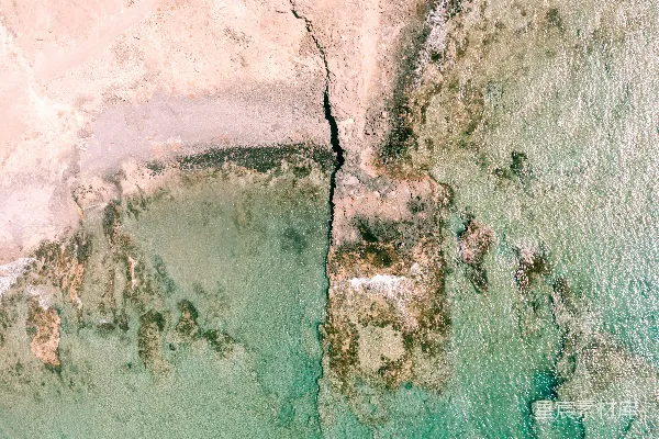 高清摄影 海滩的鸟瞰图，水中有艘船