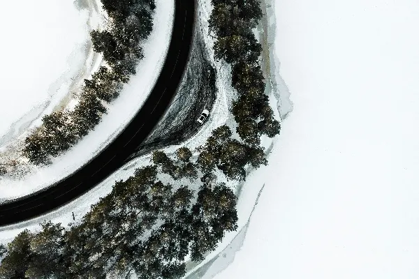 高清摄影 一条路旁有积雪。