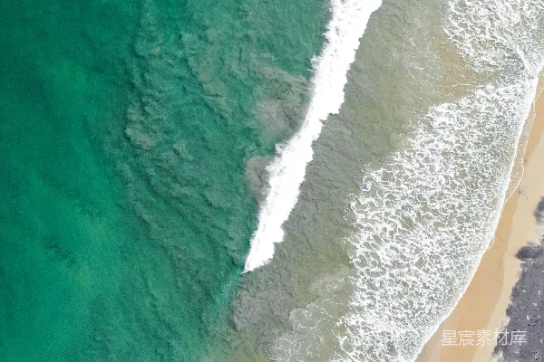 高清摄影 白天海岸上空俯瞰海浪的场景