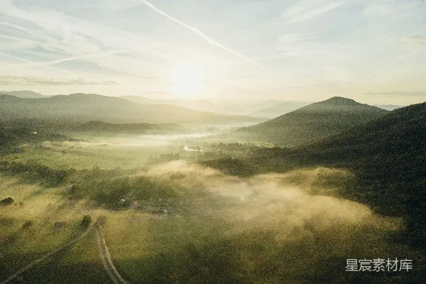 高清摄影 晨曦中的云雾缭绕山谷，山峦起伏。
