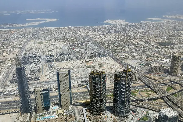 高清摄影 白天拍摄的海边附近高层建筑的航拍照片