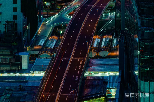 高清摄影 一列火车穿过城市