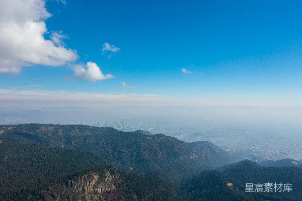 高清摄影 白天蓝天下的山脉俯瞰图
