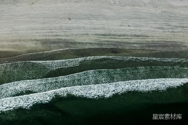 高清摄影 白天时的绿色和白色海洋波浪的空中俯瞰图