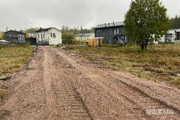 高清摄影 一条土路在一排房子前面