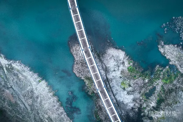 高清摄影 白天水面上桥梁的空中俯瞰图