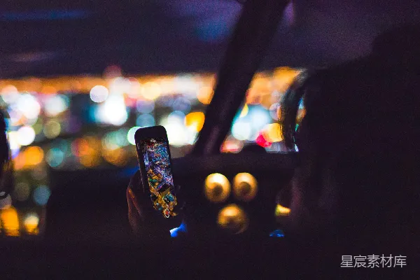 高清摄影 使用Android智能手机的人员在车内