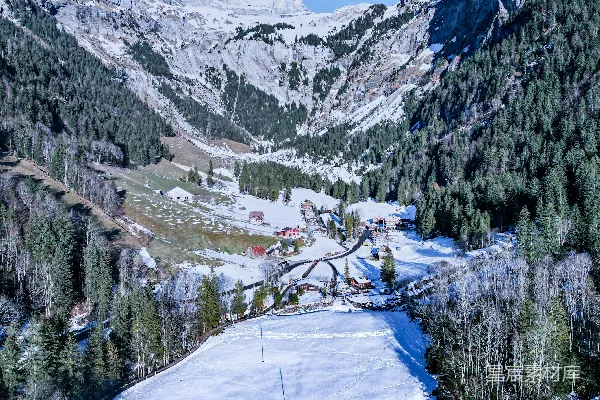 高清摄影 一个男人站在覆盖着积雪的山顶上