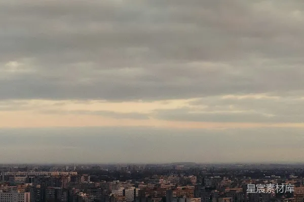 高清摄影 一座城市在多云天空下的景象，高楼林立。