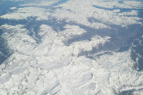 高清摄影 雪山覆盖的山脉俯瞰图